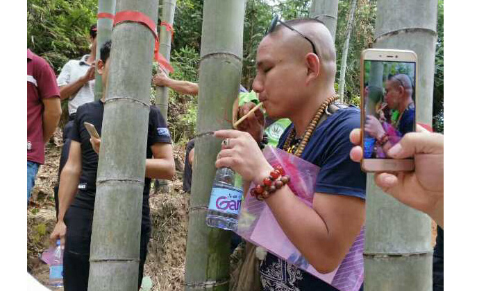 喝过竹筒酒,可你知道大型酿酒设备做的酒是怎么装进竹子里的?-04 喝过竹筒酒,可你知道大型酿酒设备做的酒是怎么装进竹子里的?-04