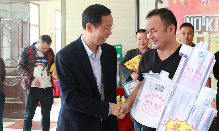 雅大优惠活动持续升温,恭喜潘总抽中200斤粮食酿酒设备1套-09 雅大优惠活动持续升温,恭喜潘总抽中200斤粮食酿酒设备1套-09
