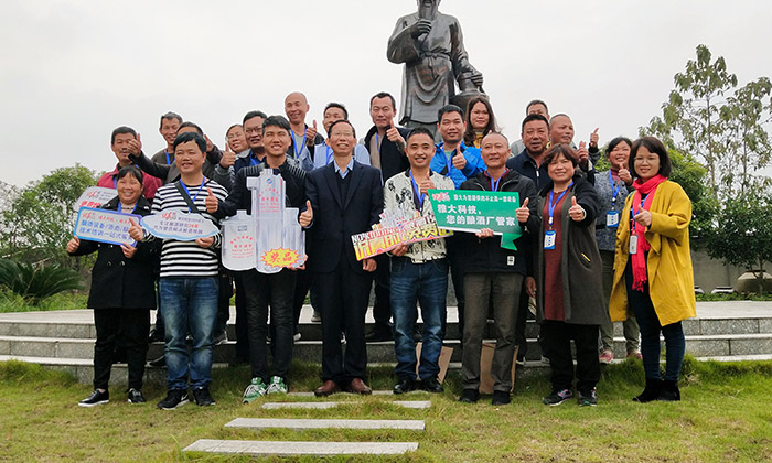 带您了解学员在雅大酿酒设备厂家的每一个瞬间,有图有真相!-06-文化广厂合影 带您了解学员在雅大酿酒设备厂家的每一个瞬间,有图有真相!-06-文化广厂合影