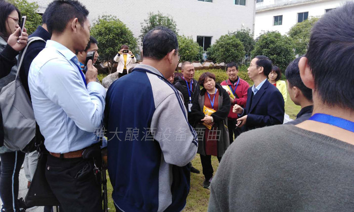 带您了解学员在雅大酿酒设备厂家的每一个瞬间,有图有真相!-07-文化广厂合影胡总解决客户的问题 带您了解学员在雅大酿酒设备厂家的每一个瞬间,有图有真相!-07-文化广厂合影胡总解决客户的问题