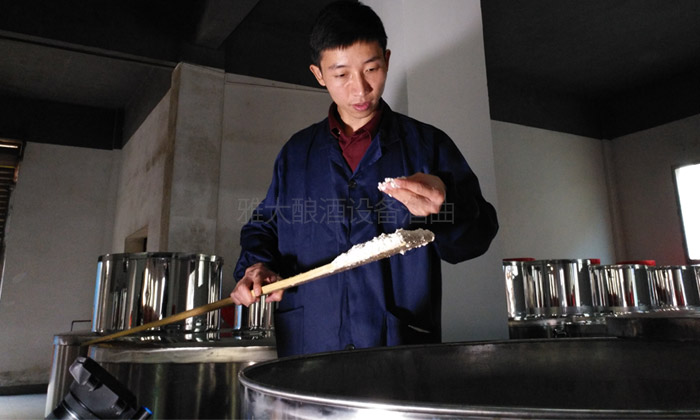 用粮食酿酒设备做生料酒的3大关键步骤,您清楚吗?-03-生料酿酒搅拌 用粮食酿酒设备做生料酒的3大关键步骤,您清楚吗?-03-生料酿酒搅拌