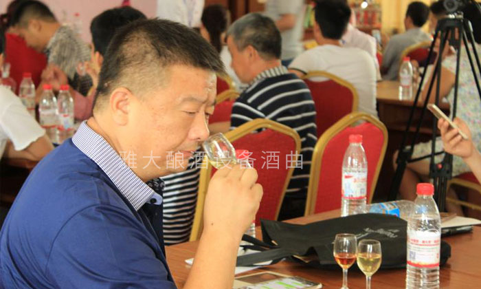 用电加热酿酒设备做黄酒,您需要要学会黄酒品鉴的正确步骤-04-品酒闻香 用电加热酿酒设备做黄酒,您需要要学会黄酒品鉴的正确步骤-04-品酒闻香