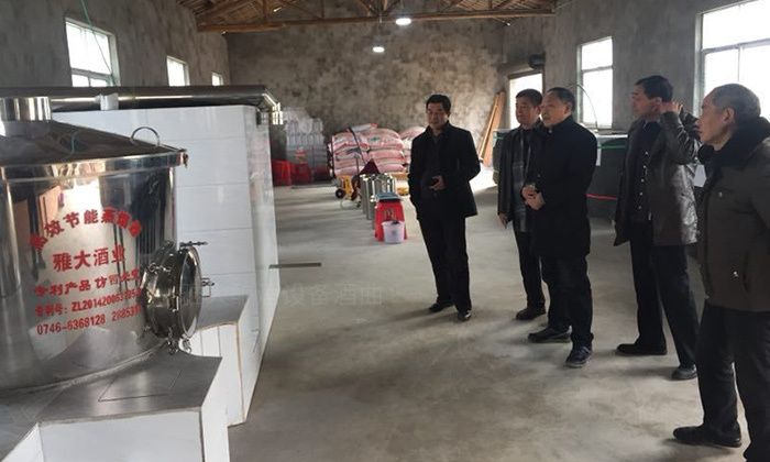 10.2全自动酿酒设备-买酒顾客正在参观漆教授的蒸酒车间 10.2全自动酿酒设备-买酒顾客正在参观漆教授的蒸酒车间