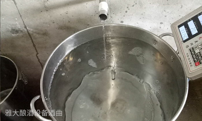 小型酒厂设备酿的酒越存越香,可存酒不当反而会将酒存废了!-01-出酒 小型酒厂设备酿的酒越存越香,可存酒不当反而会将酒存废了!-01-出酒