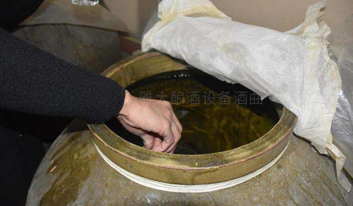 怎样才能酿造出好酒?选择雅大酿酒设备!-01-陈酒-白酒-倒酒 怎样才能酿造出好酒?选择雅大酿酒设备!-01-陈酒-白酒-倒酒