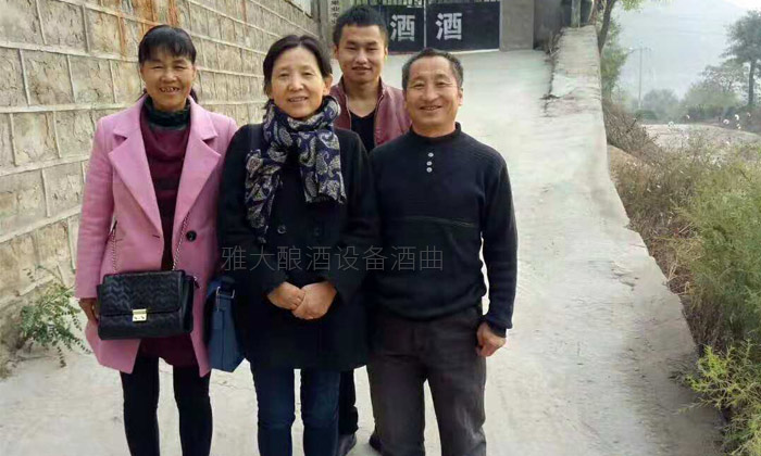 50岁高阿姨借助不锈钢酿酒设备,带领当地百姓发家致富-01 50岁高阿姨借助不锈钢酿酒设备,带领当地百姓发家致富-01