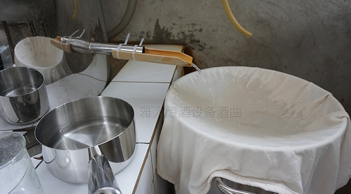用多功能酿酒设备蒸酒时,水密封糟溢糟怎么办?-06-出酒 用多功能酿酒设备蒸酒时,水密封糟溢糟怎么办?-06-出酒
