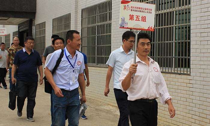 李军借助雅大酿酒设备 1年内就供不应求 并成功拿到酒类生产许可证-04-李军参加培训会参观酒厂 李军借助雅大酿酒设备 1年内就供不应求 并成功拿到酒类生产许可证-04-李军参加培训会参观酒厂