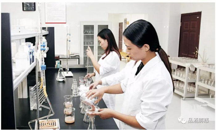 他将新工艺酿酒设备蒸馏的2种差酒兑在一起,奇迹出现了!-03勾兑 他将新工艺酿酒设备蒸馏的2种差酒兑在一起,奇迹出现了!-03勾兑