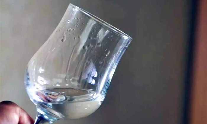 自己用玉米酿酒设备蒸制的玉米酒为什么喝了眼花?该怎么办?-02白酒挂杯2 自己用玉米酿酒设备蒸制的玉米酒为什么喝了眼花?该怎么办?-02白酒挂杯2