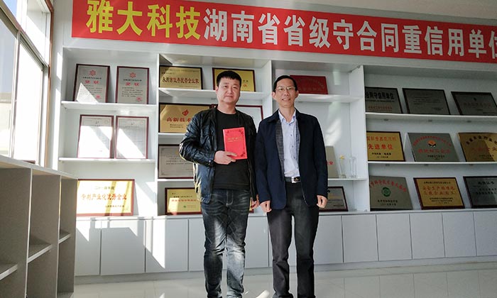 玉米价格持续走低,刘哥借助中型酿酒设备为村民谋一条致富路-01 玉米价格持续走低,刘哥借助中型酿酒设备为村民谋一条致富路-01