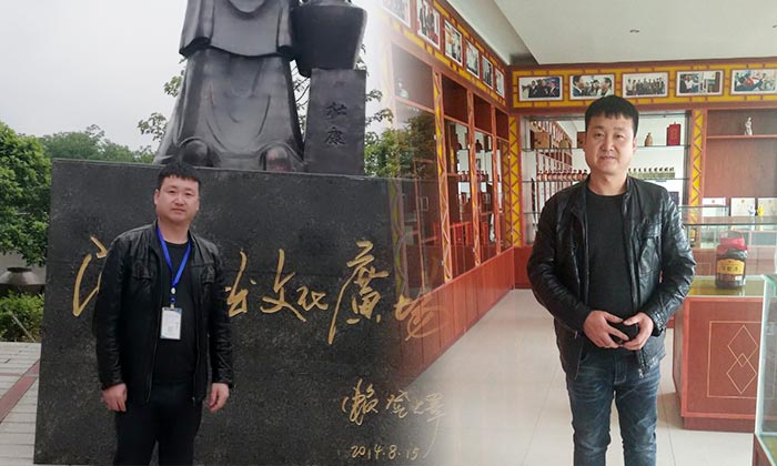 玉米价格持续走低,刘哥借助中型酿酒设备为村民谋一条致富路-02雅大文化广场与酒展厅留影 玉米价格持续走低,刘哥借助中型酿酒设备为村民谋一条致富路-02雅大文化广场与酒展厅留影