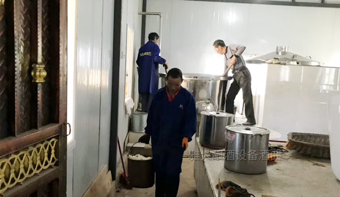 春节倒计时,做酒设备酿制的家宴纯粮定制酒再升温!-05-客户在家酿酒操作 春节倒计时,做酒设备酿制的家宴纯粮定制酒再升温!-05-客户在家酿酒操作