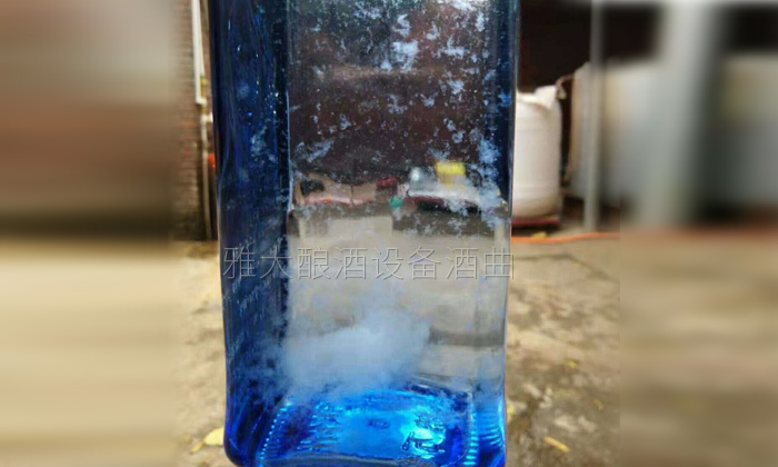 白酒浑浊不一定是质量问题!你家的新年用酒是否也这样?-01-白酒絮状沉淀 白酒浑浊不一定是质量问题!你家的新年用酒是否也这样?-01-白酒絮状沉淀