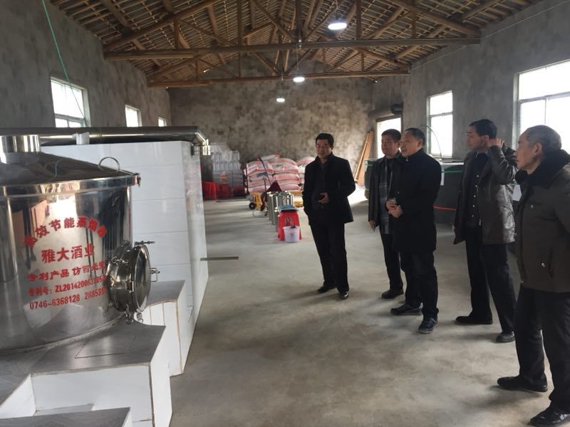“枣木杠”闻名全国,那做枣酒的全套酿酒设备价格贵不贵?-07顾客正在参观他的酒厂 “枣木杠”闻名全国,那做枣酒的全套酿酒设备价格贵不贵?-07顾客正在参观他的酒厂