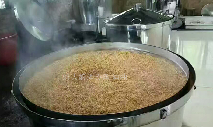用全套酿酒设备蒸馏,装甑时为什么要“轻撒匀铺”?-03 用全套酿酒设备蒸馏,装甑时为什么要“轻撒匀铺”?-03