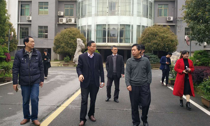 雁峰刘副总陪同参观 雁峰刘副总陪同参观