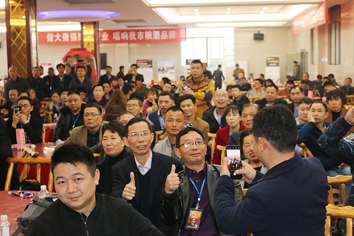 胡总与现场学员合影 胡总与现场学员合影