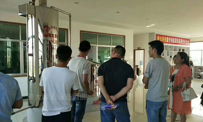 雅大专业技术老师讲解设备安装 雅大专业技术老师讲解设备安装
