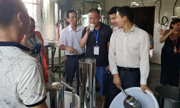 学员可现场酿酒实操、白酒品评 学员可现场酿酒实操、白酒品评