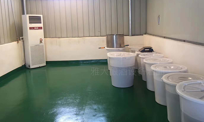 用多功能酿酒设备做的第一批粮食正在发酵 用多功能酿酒设备做的第一批粮食正在发酵