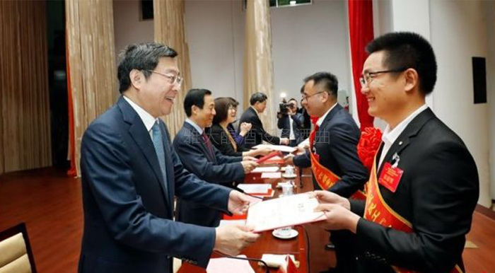 ▲省委书记杜家毫领导为获奖代表颁奖。 ▲省委书记杜家毫领导为获奖代表颁奖。