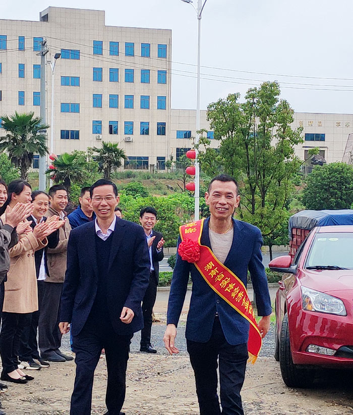 ▲胡总带领公司全体迎接蒋水生回家 ▲胡总带领公司全体迎接蒋水生回家