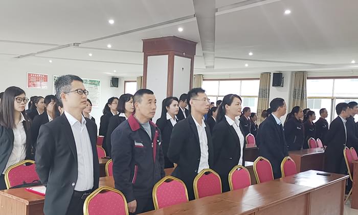▲大家正在认真观看企业宣传片 ▲大家正在认真观看企业宣传片