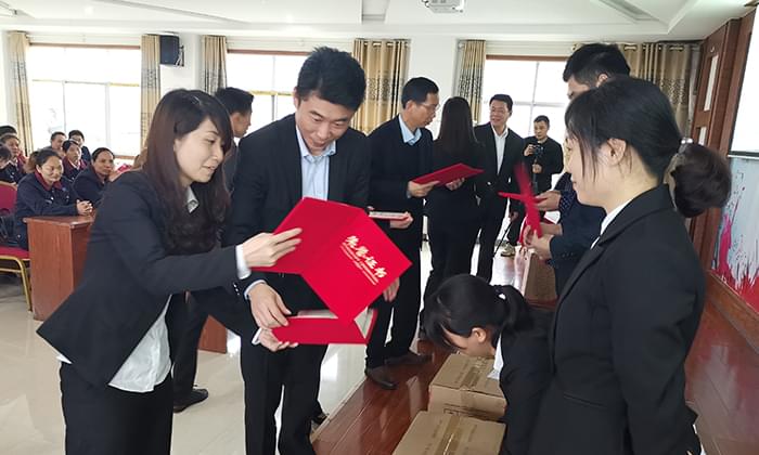 ▲雅大科技董事长及各位领导给大家颁奖 ▲雅大科技董事长及各位领导给大家颁奖