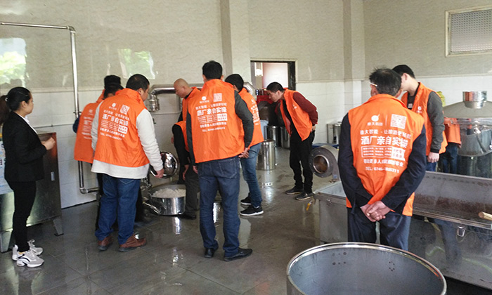 五一雅大酿酒设备厂教您现场做酒 五一雅大酿酒设备厂教您现场做酒