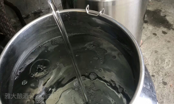 用传统酿酒设备3个小时就蒸馏完成 用传统酿酒设备3个小时就蒸馏完成