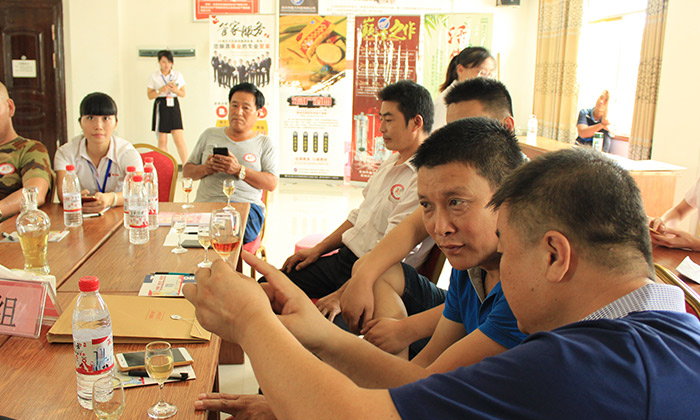 ▲雅大酿酒设备厂公益培训会现场，酿酒们在学习酒的勾调品评