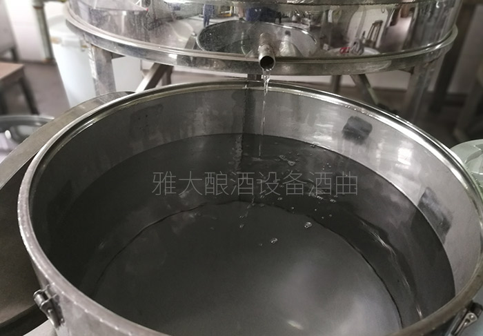 用传统酿酒设备酿的同1锅酒质量大不同 用传统酿酒设备酿的同1锅酒质量大不同