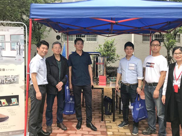 ▲各企业领导人来雅大展位亲切交流 ▲各企业领导人来雅大展位亲切交流