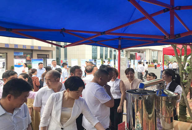 ▲参展观众正在参观雅大酿酒设备及酒曲 ▲参展观众正在参观雅大酿酒设备及酒曲