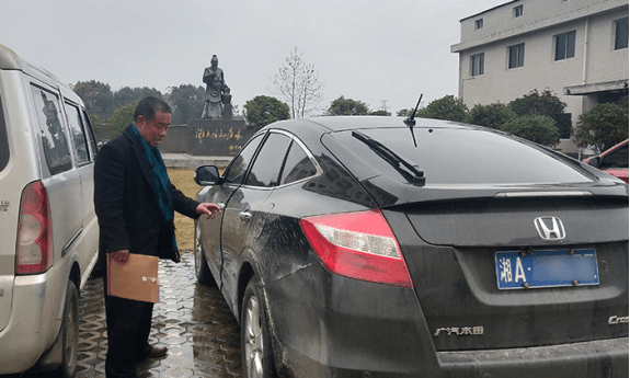 在雅大技术老师的协助下,宁叔酒坊的相关证件已办理成功 在雅大技术老师的协助下,宁叔酒坊的相关证件已办理成功