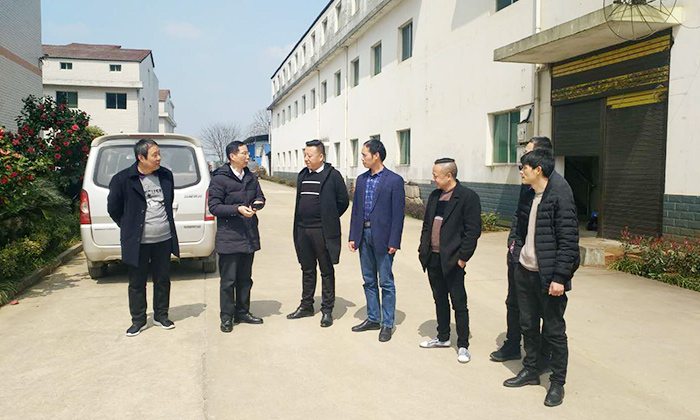卫总一行人来雅大全自动酿酒设备厂考察 卫总一行人来雅大全自动酿酒设备厂考察