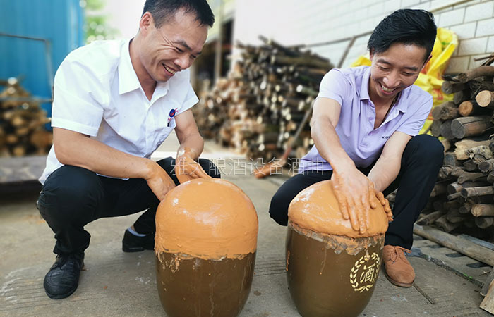 用黄泥将坛口密封 用黄泥将坛口密封