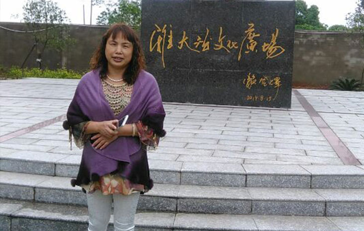 刘女士来雅大白酒酿造设备厂考察 刘女士来雅大白酒酿造设备厂考察