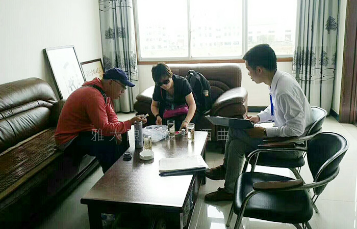 与雅大传统酿酒设备技术老师交谈 与雅大传统酿酒设备技术老师交谈