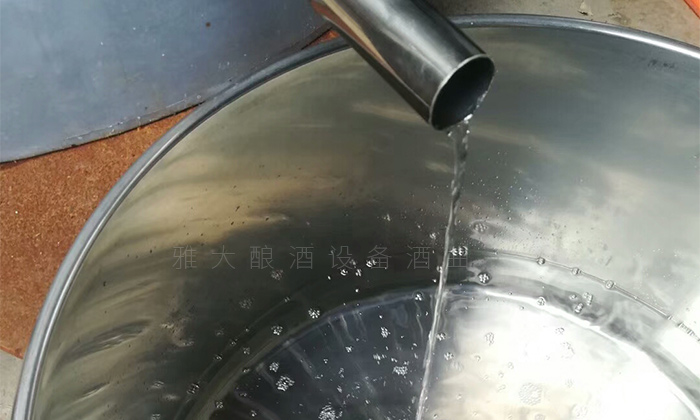 用雅大烤酒设备酿造出酒全过程 用雅大烤酒设备酿造出酒全过程