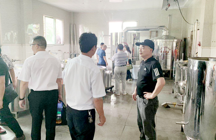 酒业协会成员参观雅大科技酿酒厂 酒业协会成员参观雅大科技酿酒厂