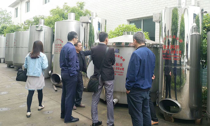 来雅大白酒酿造设备厂考察 来雅大白酒酿造设备厂考察