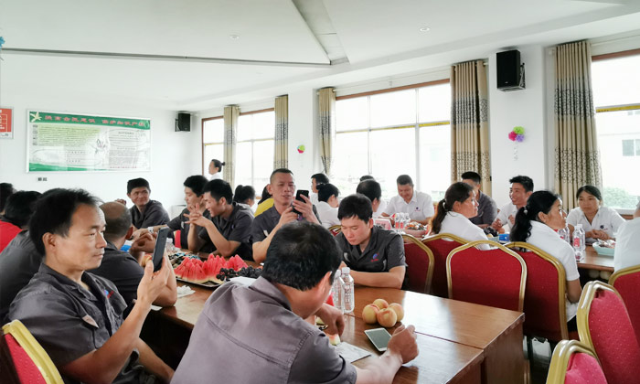 员工们放下紧张的工作相互交流增进感情 员工们放下紧张的工作相互交流增进感情