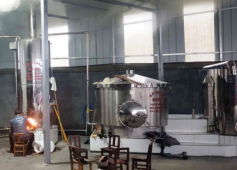3-26 这样热气腾腾的蒸馏酿酒设备做酒场面,你的家乡还能看到吗? 5 3-26 这样热气腾腾的蒸馏酿酒设备做酒场面,你的家乡还能看到吗? 5