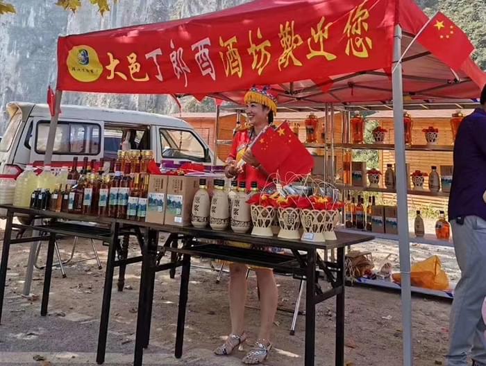 “新型酿酒设备移动小酒坊”撬动“大就业” 02 “新型酿酒设备移动小酒坊”撬动“大就业” 02