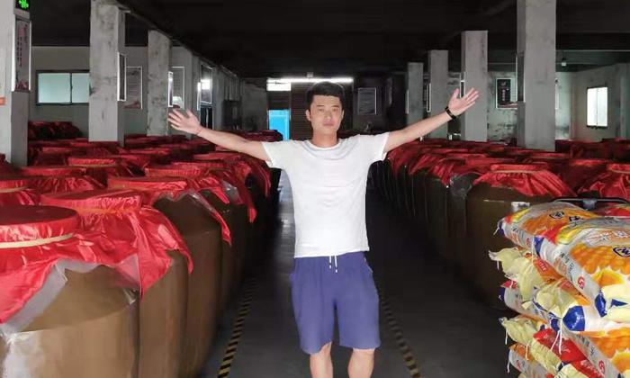 都说做酒设备酿酒太辛苦,可90后阳光男孩也在做 1 都说做酒设备酿酒太辛苦,可90后阳光男孩也在做 1