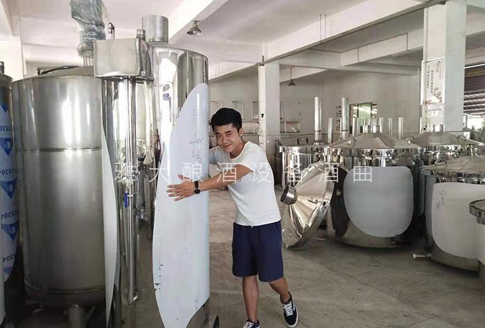 都说做酒设备酿酒太辛苦,可90后阳光男孩也在做 2 都说做酒设备酿酒太辛苦,可90后阳光男孩也在做 2