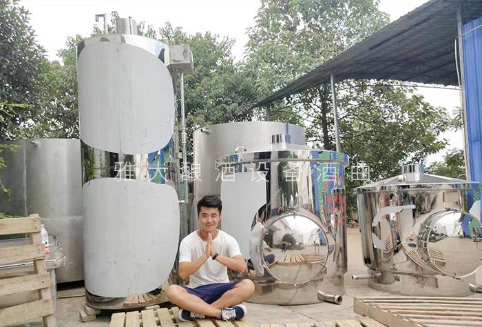 都说做酒设备酿酒太辛苦，可90后阳光男孩也在做 5