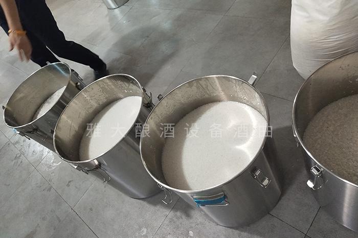 看老师傅怎样用不锈钢酿酒设备将椰肉干酿成酒的! 3 看老师傅怎样用不锈钢酿酒设备将椰肉干酿成酒的! 3